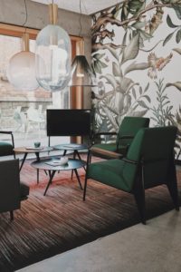 Tapet med fotomotiv ger väggarna liv och kan hjälpa till att skapa det snyggaste rummet